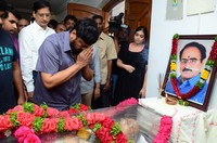 Chiranjeevi pays homage to Vijaya Bapineedu